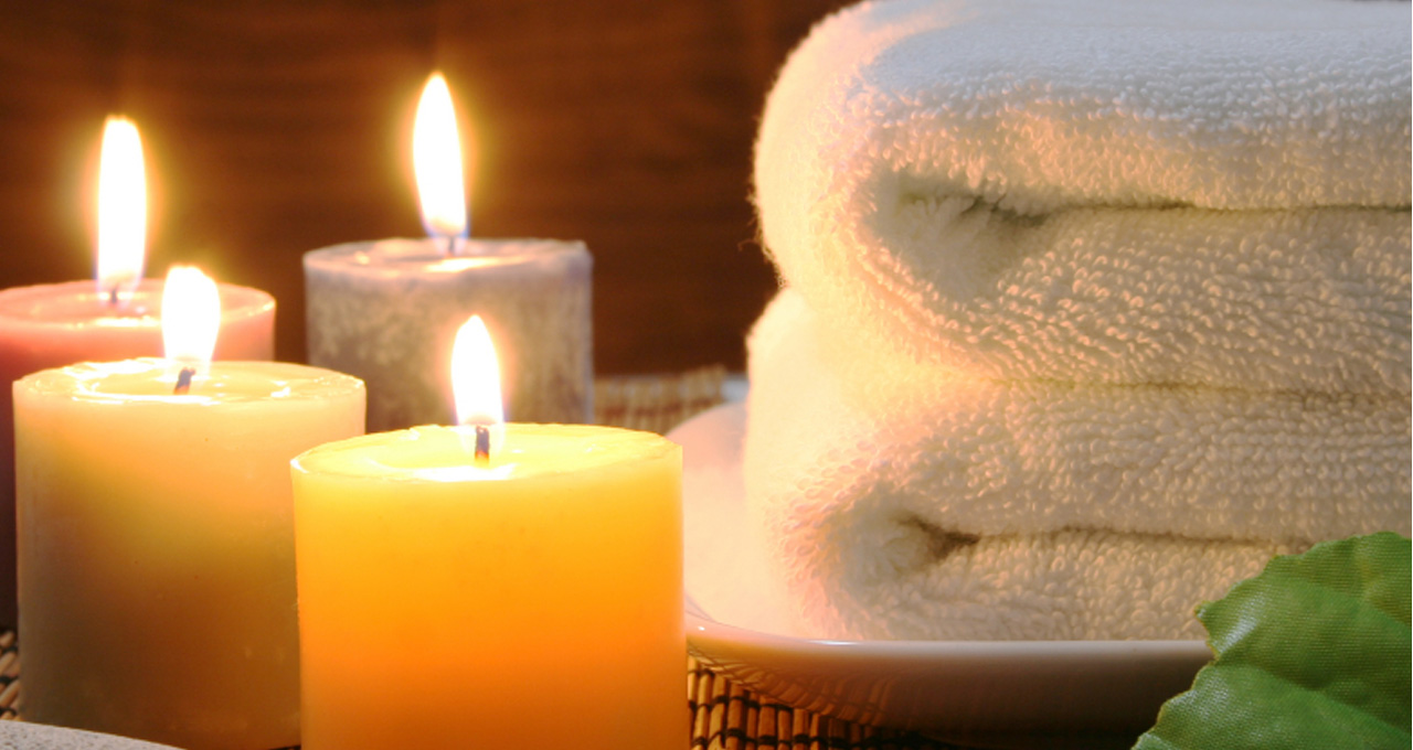 Brennende Kerzen im Spa mit Handtüchern